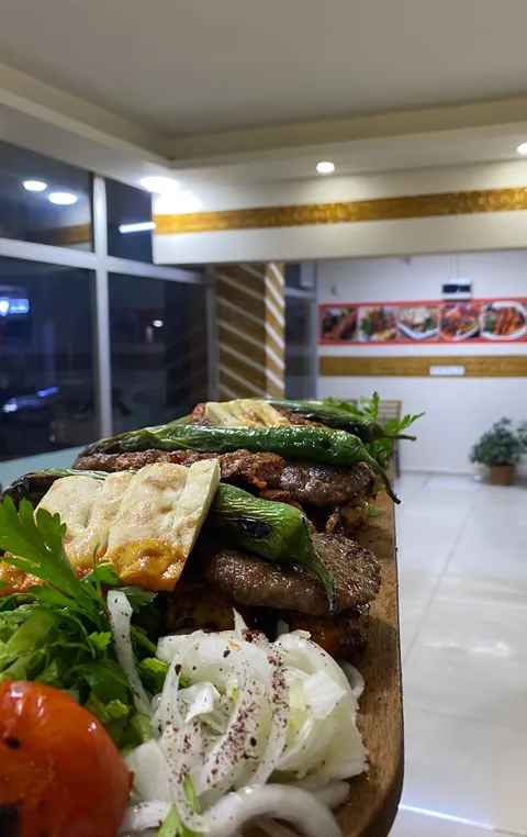 Ahşap tahtada karışık ızgara, köfte ve közlenmiş biber